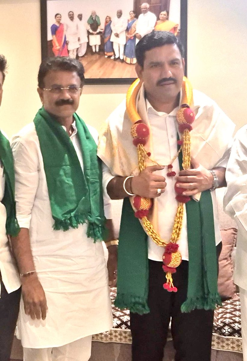 DRVIPATIL's tweet photo. ರಾಜಕೀಯದಲ್ಲಿ ನಿಷ್ಠೆ, ಶಿಸ್ತಿನ ನಡೆ &amp; ಜನಸೇವೆಗಿರುವ ಬದ್ಧತೆಯೊಂದಿಗೆ ಸದಾ ಜನಮನ ಗೆದ್ದಿರುವ ನಾಯಕರು.
ಯುವ ನಾಯಕರಾಗಿ ಪಕ್ಷದ ಸಂಘಟನೆ ಬಲಪಡಿಸುವ ದೃಷ್ಟಿಯಿಂದ ಕಾರ್ಯನಿರ್ವಹಿಸುತ್ತಿರುವ @BYVijayendra ಅವರಿಗೆ ಜನ್ಮ ದಿನದ ಹಾರ್ದಿಕ ಶುಭಾಶಯಗಳು.

ದೇವರು ಇನ್ನಷ್ಟು ಜನಪರ ಕೆಲಸ ಮಾಡಲು ಉತ್ತಮ ಆರೋಗ್ಯ ನೀಡಲಿ ಎಂದು ಪ್ರಾರ್ಥಿಸುತ್ತೇನೆ. https://t.co/gfr3iq5RfD