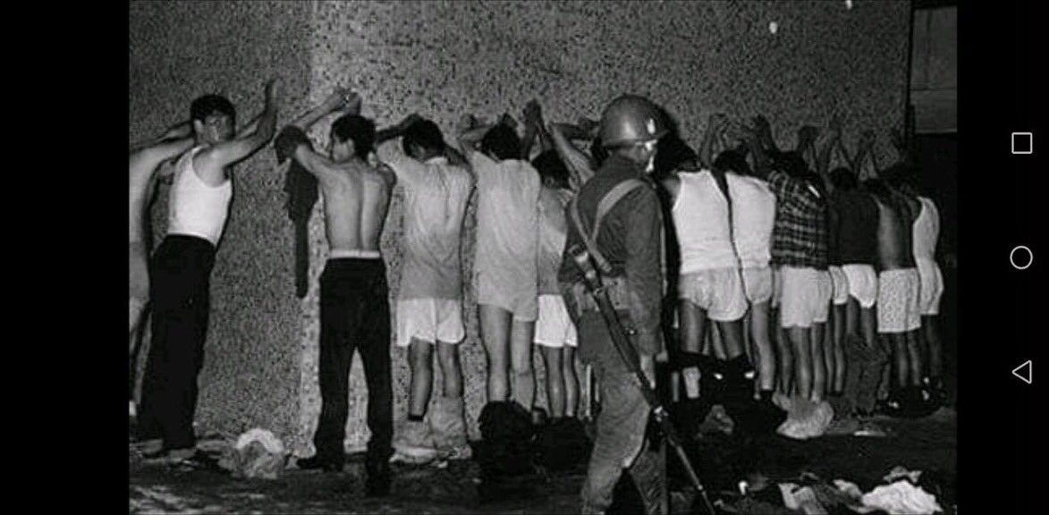 epigmenioibarra's tweet photo. No se olvida
1968-1971
La demanda estudiantil de libertad y democracia fue reprimida violentamente por los gobiernos de Gustavo Díaz Ordaz y Luis Echeverría. Por años, cuerpos policiacos, militares y paramilitares realizaron persecuciones, desapariciones, tortura y asesinatos. https://t.co/O3tkDvW87S