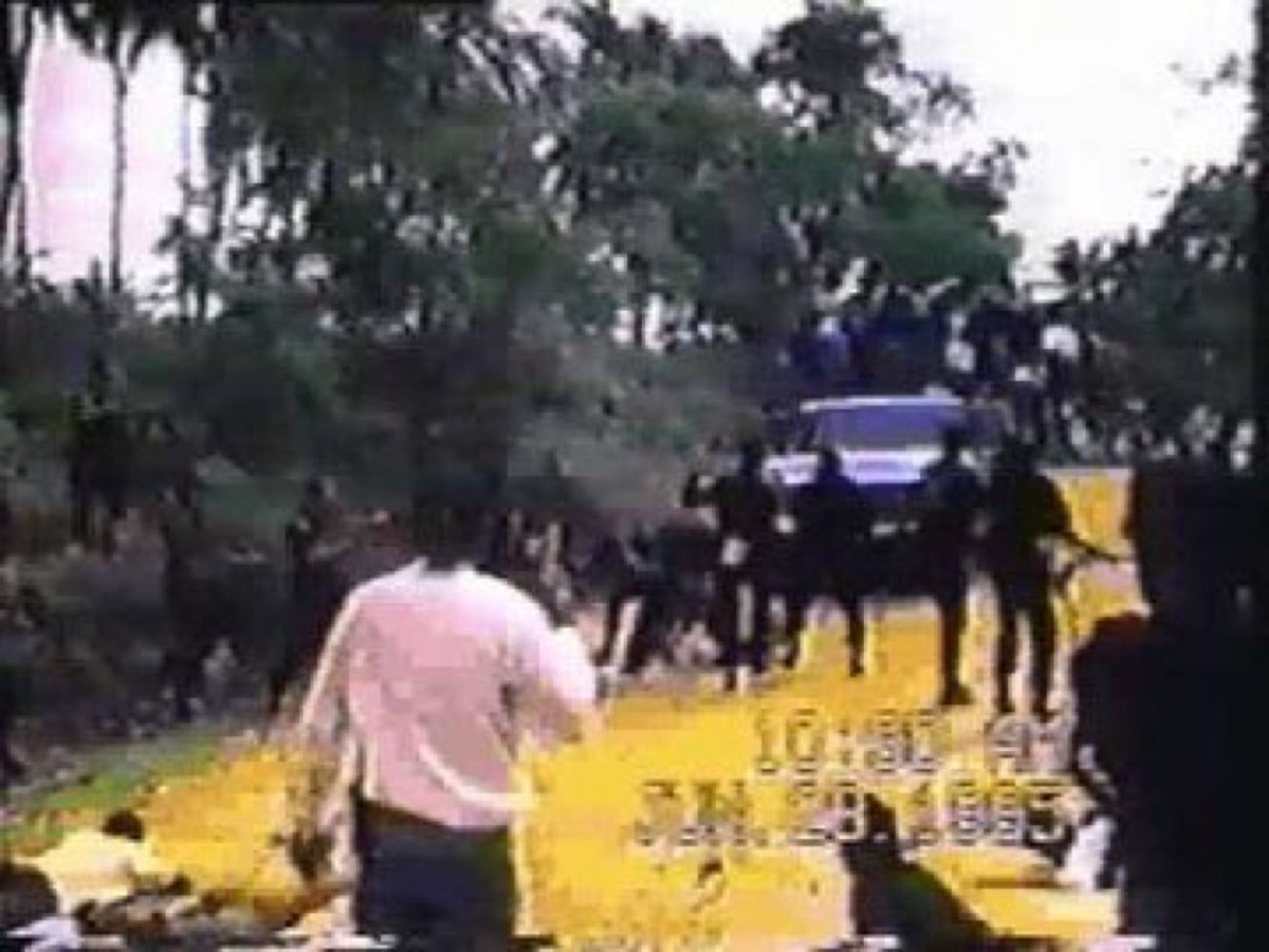 epigmenioibarra's tweet photo. Aguas Blancas
1995
En la sierra de Guerrero, policías y agentes estatales detuvieron a un grupo de campesinos. Tras ordenarles acostarse en el piso les dispararon. El gobierno habló de "enfrentamiento", pero un video evidenció el asesinato de 17 personas.
#JuicioAExPresidentes https://t.co/Fvi00NKAk5