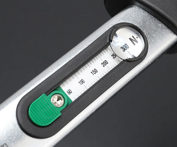 「スタビレー ト ルクレンチ」で検索すると「日本仕様 違い」とサジェストが出てくるのでご説明します！

ずばり、「Nm以外の単位が書いてあるかどうか」です。
日本では2つの単位が併記された計量器の販売が禁止されています。
日本仕様は、スタビレーにお願いして作ってもらった日本限定モデルです！