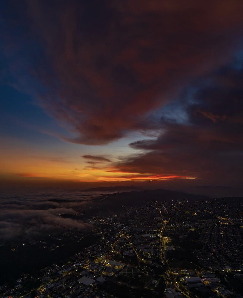 Cielos de púrpura y oro 🇸🇻💛

📍Santa Tecla, La Libertad 

📸JoelReyes