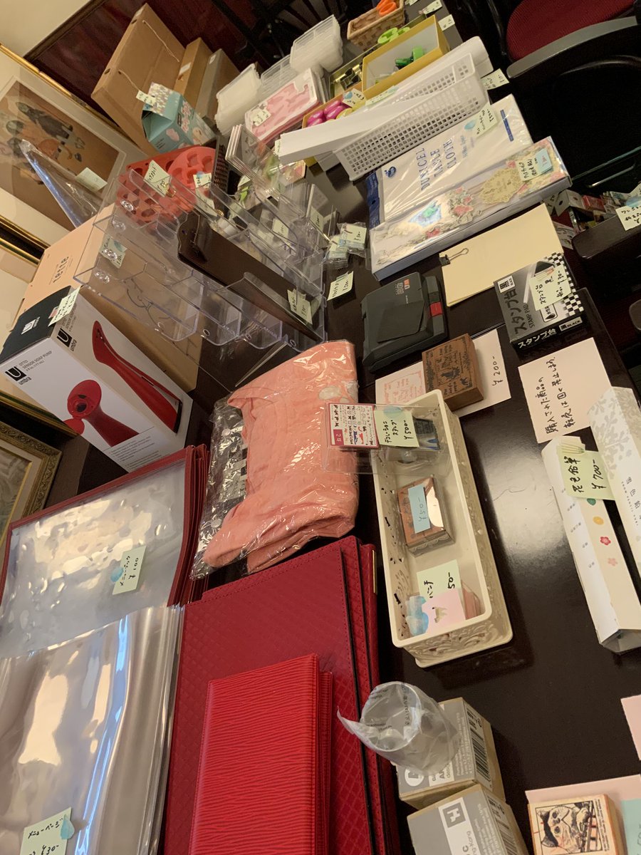 ChatonRouge_S's tweet photo. 本日も閉店セール開催中です٩( 'ω' )و
品物を「随時」増やしておりますので、一度来られた方も再度覗きにきていただけると、新たな出会いがあるかもしれません☺️
開店時間は12：00ー15：00、16：00ー19：00です✨
#シャトンルージュ https://t.co/mVDLpdEqYm