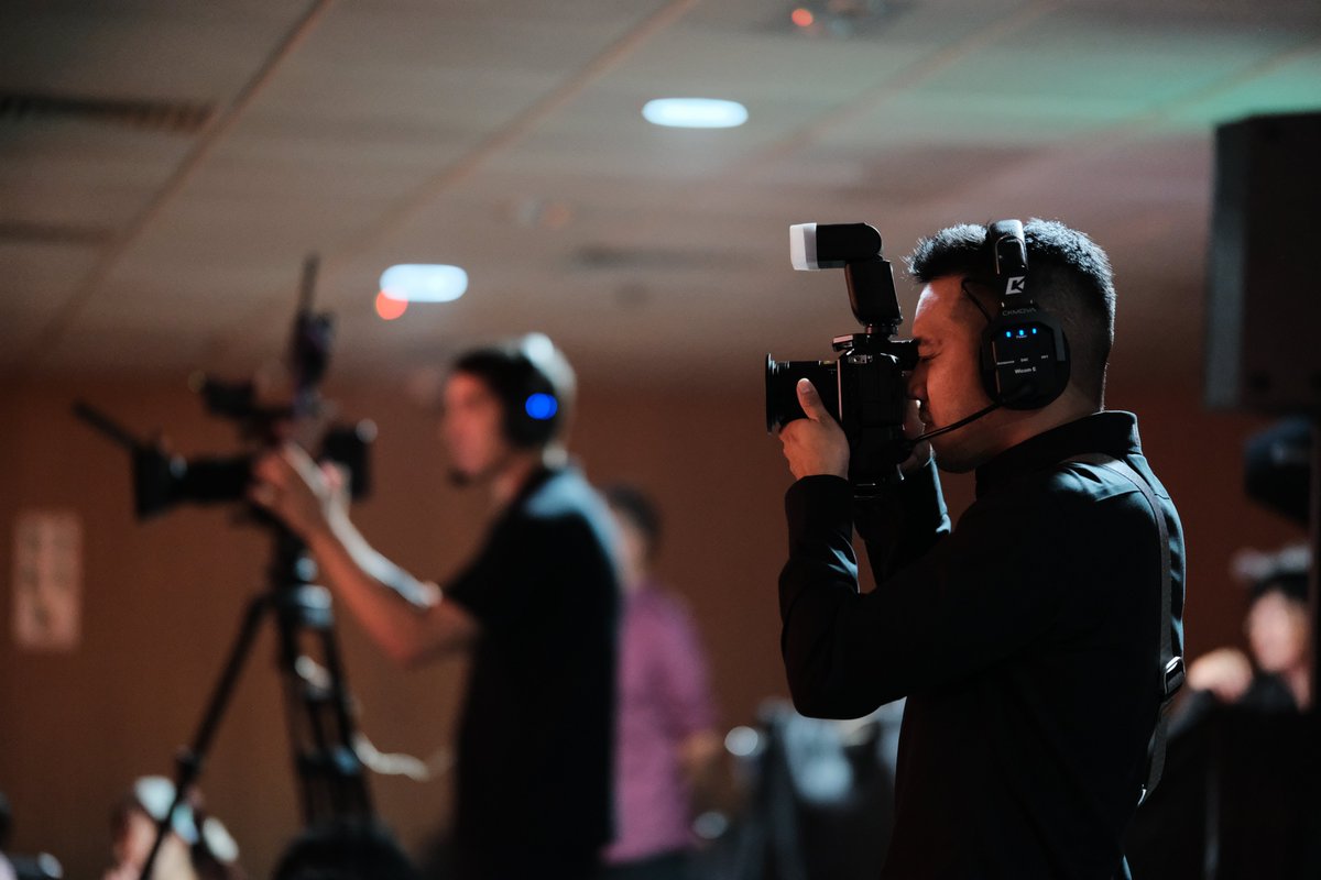 CKMOVA's tweet image. Behind every smooth shoot is a silent hero— #CKMOVA #wirelessintercomsystem #WicomE!
It keeps our crew in sync, cutting through chaos to deliver seamless communication. Whether it’s a live event or a film set, this tech is the glue that makes every frame count!