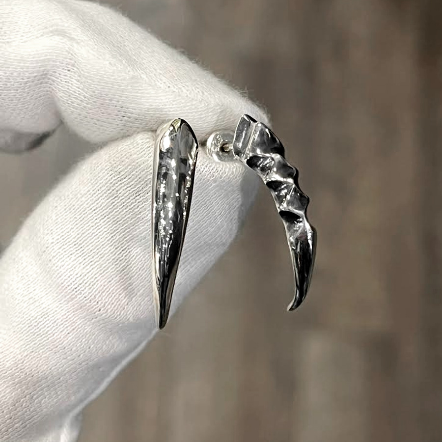 SILVER_GEEKS's tweet image. 牙や角を彷彿とさせるシルエットのピアス！
シンプル鏡面と少しエッジの効いた2タイプあり！

STRANGE FREAK DESIGNS
「カーシー ロング / カーシーブレイク ロング」
ameblo.jp/silver-geeks/e…
#sfdjp
@STRANGE_FREAK