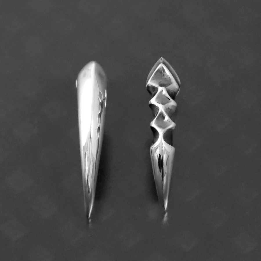 SILVER_GEEKS's tweet image. 牙や角を彷彿とさせるシルエットのピアス！
シンプル鏡面と少しエッジの効いた2タイプあり！

STRANGE FREAK DESIGNS
「カーシー ロング / カーシーブレイク ロング」
ameblo.jp/silver-geeks/e…
#sfdjp
@STRANGE_FREAK