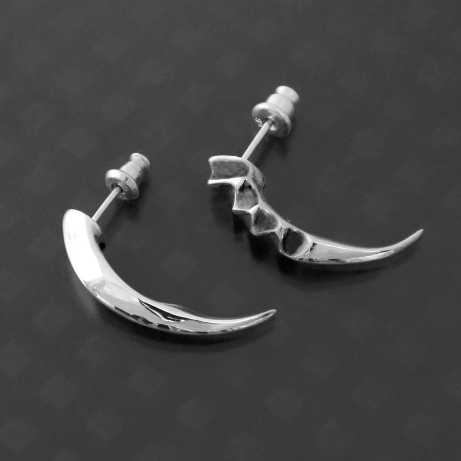 SILVER_GEEKS's tweet image. 牙や角を彷彿とさせるシルエットのピアス！
シンプル鏡面と少しエッジの効いた2タイプあり！

STRANGE FREAK DESIGNS
「カーシー ロング / カーシーブレイク ロング」
ameblo.jp/silver-geeks/e…
#sfdjp
@STRANGE_FREAK