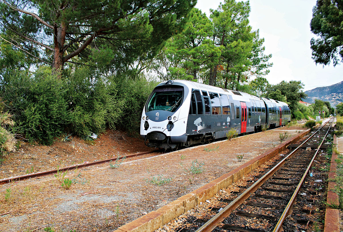 Après un an d’essais, la CCVU (commande centralisée de la voie unique) entre officiellement en service ce 3 novembre sur tout le réseau corse 🚆

📸 L’AMG 803/804 en essais à Camp-Raffalli (ex-Calenzana-Lumio), en route vers Calvi – 22 octobre 2025 © Marius d’Oriano