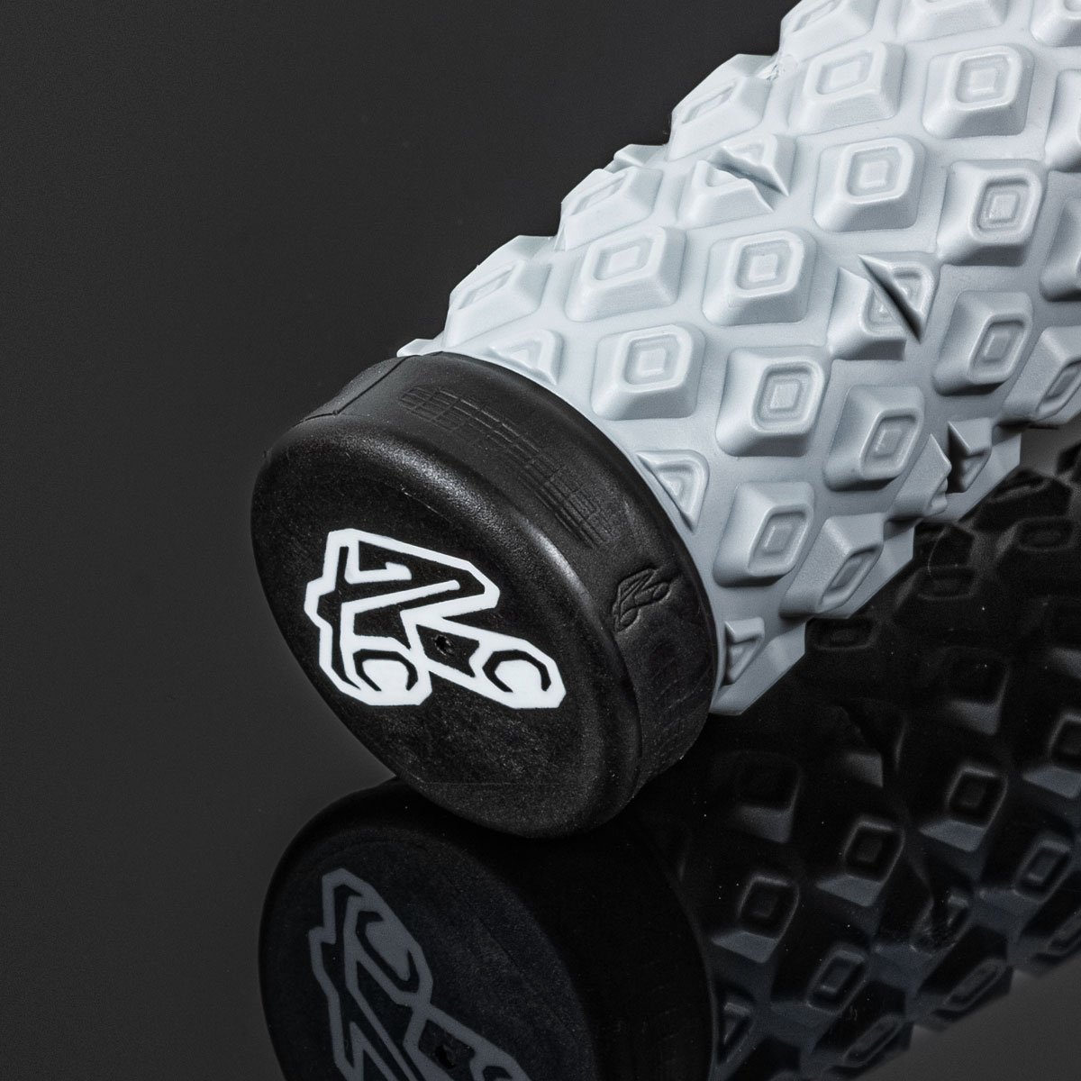 RENTHAL コンフォートデュアルグリップ　グレー/ブラック新色追加

硬さの異なるデュアルコンパウンドと独自設計のダイヤモンドパターンで快適なグリップ感を提供👍

タフエンドと名付けられたエンドは硬質樹脂一体成型となっており優れた耐久性を誇る！

詳細はこちら🔽🔽
dirtfreak.co.jp/products/detai…