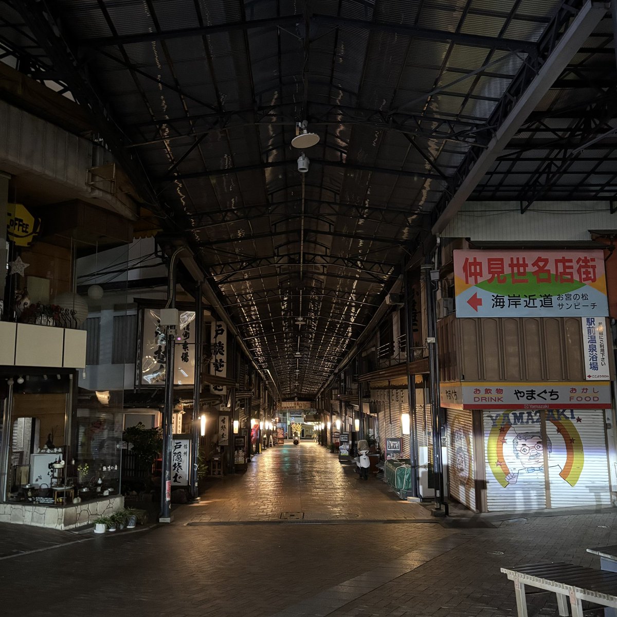 【番外編】
1枚目
オクオクでリングをおそろいにしたけど、
実はネックレスも当日おそろいのを
つけていました🤍という惚気
(ボタンのせいで全然見えないけど)

2枚目
「妖怪が出そうだね‼️」ってつきたんが
言ってた夜の仲見世通り商店街👻
23時頃はこんなにも無人だなんて。
雰囲気あっていいよね🏮