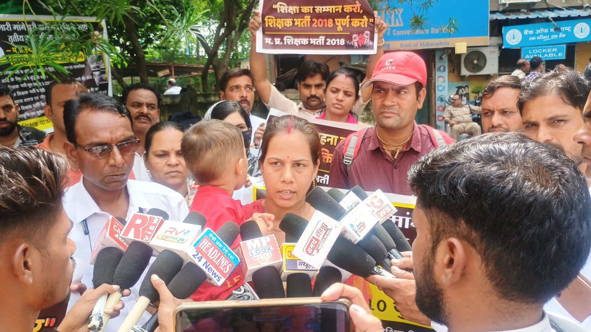 MP में BJP सरकार स्टार्टअप्स का ढोल पीट रही,लेकिन शिक्षक भर्ती 2018 का क्या ? 35,000k विज्ञापित पदों पर केवल 17k भर्तियाँ, बाकी 18k रिक्त कहां गए! युवाओं को धोखा, बेरोजगारी का ग्राफ ऊपर। पद बढ़ाओ,भर्ती पूरी करो!वरना हल्ला बोल होगा.!!!!✊
#रोजगार_दो
 #YouthUnemployed