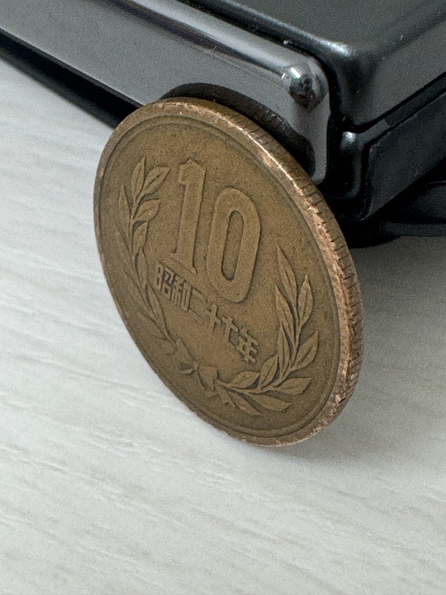 kosuke_ushino's tweet image. お釣りで超久々にギザ10を頂いてテンション爆上がりの昼下がり♪

誕生から73年の時を経てトレードマークのギザギザも随分と薄くなったご様子……

それにしても、これでテンション上がるんだから、何ともまぁ安上がりなヤツでございます(笑)

#ギザ10 #昭和27年 #1952年 #訪問理美容 #福祉理美容