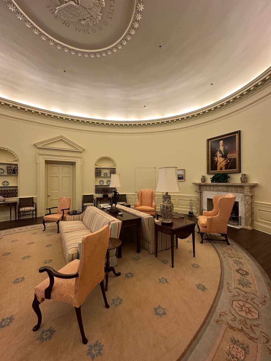 PresidentsVisit's tweet image. Love an Oval Office replica! 🥜 🦅🇺🇸🏛️ @CarterLibrary 

Check out “Jimmy Carter and the Carter Home” for his Presidency! visitingthepresidents.com/2023/03/06/sea…

#JimmyCarter #Plains #president