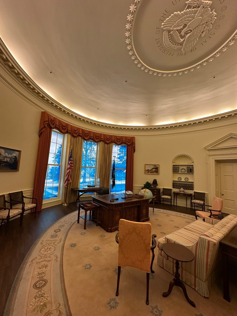 PresidentsVisit's tweet image. Love an Oval Office replica! 🥜 🦅🇺🇸🏛️ @CarterLibrary 

Check out “Jimmy Carter and the Carter Home” for his Presidency! visitingthepresidents.com/2023/03/06/sea…

#JimmyCarter #Plains #president