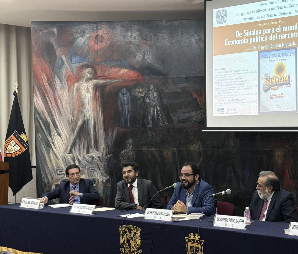 alanmoralesruiz's tweet photo. Hoy se llevó a cabo, en un auditorio Benito Juárez lleno, la presentación del libro “De Sinaloa para el Mundo: Economía Política del Narcotráfico” del Dr. @elfroyenciso , en @DerechoUNAMmx 

El evento contó con la distinguida participación de la Dra.  Irene Trejo Hernández, Jefa de la DUA; el Dr. Ruperto Patiño Manffer, ex Director de la Facultad; y el Dr. @pacomedinap , Presidente de la Sala Especializada en Materia de Propiedad Intelectual del TFJA, quienes ofrecieron una reflexión profunda sobre la relevancia académica y social de esta obra.

La presentación fue coordinada por el Dr. Miguel Ángel Garita Alonso, Director del Seminario de Teoría General del Estado, y el Mtro. Jesús Anlen López, Presidente del Colegio de Profesores de Teoría General del Estado.

Un libro imprescindible que invita a comprender el narcotráfico no solo como un problema de seguridad, sino como un fenómeno estructural dentro del desarrollo económico y político de México y del sistema global.

Gracias a todas y todos los académicos, así como a la gran cantidad de alumnas y alumnos que llenaron el auditorio con su interés, preguntas y compromiso. 
#DerechoUNAM #EconomíaPolítica  #UNAM #CulturaJurídica