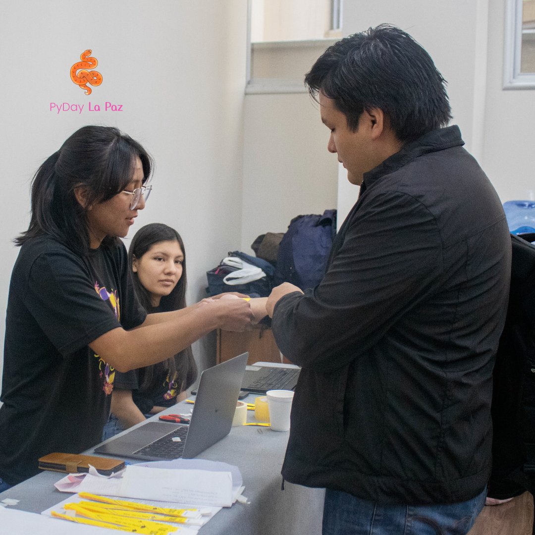 pydaylapaz's tweet image. 🎉 ¡Check-in activado!
Manillas QR listasy un equipo de voluntarios que hizo posible una acreditación rápida y ordenada durante el #PyDayLaPaz2024 🐍✨