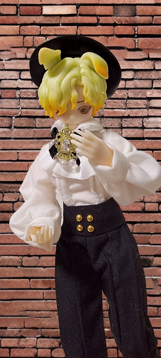 #シチリアの追憶 
#花とドールの暮らし 
📖【マスターの帰りを待つお話】📖

「おや、お帰りマスター」
ただいま☺️

「寒かっただろう？
…こんなに手が冷えて。
風邪をひいてしまうよ」
(悲しそうな表情)

「マスターは身体が弱いんだから、
無理しないこと。いいね？」

いつも心配かけてごめんね