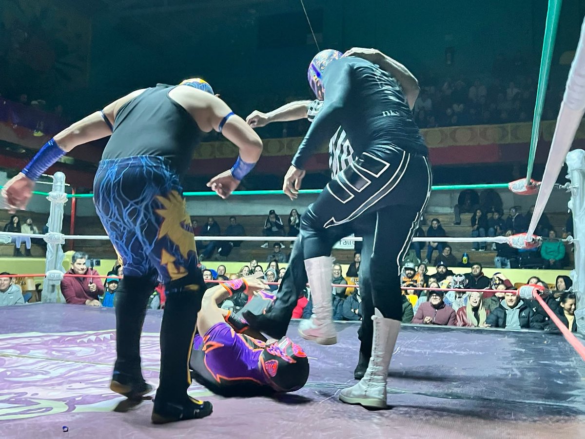 LaTijeraLucha's tweet photo. Arrancan las acciones y emociones con #MaxProad en la histórica #ArenaAficion con un duelo de jóvenes talentos en relevos sencillos que se lleva el bando técnico de #Prodigio y #Tornado ante los rudos #Destructor y #FlyDragon, en una lucha que tuvo buen llaveo y lances... https://t.co/AhTkTAvzv4
