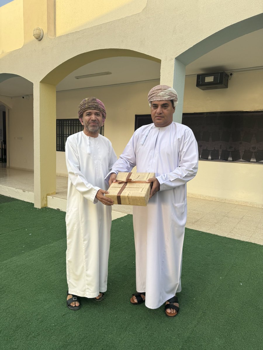 تكريم الهيئة التعليمية المجيدة في تنفيذ المبادرات التربوية التي ترتقي بمستوى التحصيل الدراسي وعددهم ١٥ معلم ومعلمة .