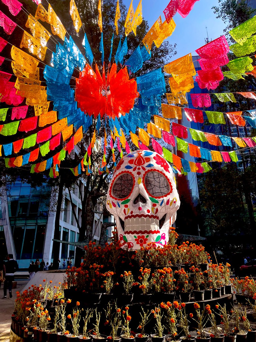 en el silencio de las flores secas, el recuerdo sigue oliendo a eternidad. 💀🕯️✨