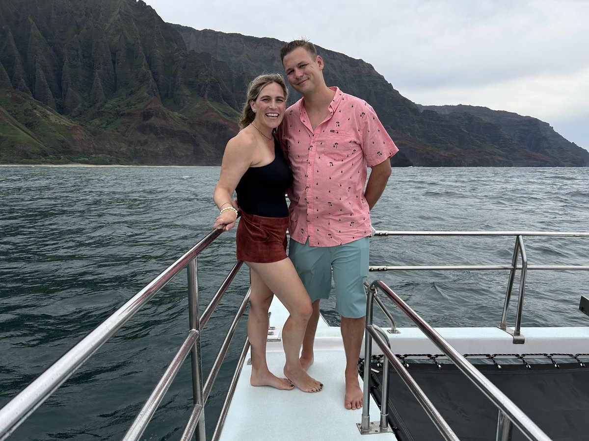 EmiFerg's tweet photo. hi from Hawaii ☻ https://t.co/Lltg7qvAYt