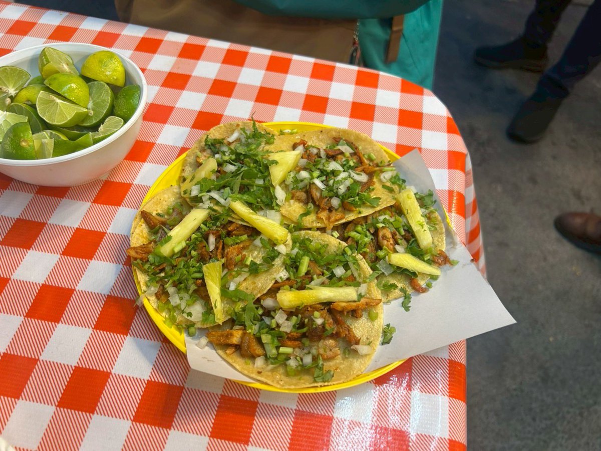 JonGuilDon's tweet photo. 9月26日（金）
アレナ・メヒコの向かいにあるタコス屋のパストールは美味かった❗️
行った際には是非立ち寄ってみてください❗️
サルサの辛さも程よいです😄

#arenamexico
#LuchaLibre
#tacos https://t.co/FYJHjy8CW8