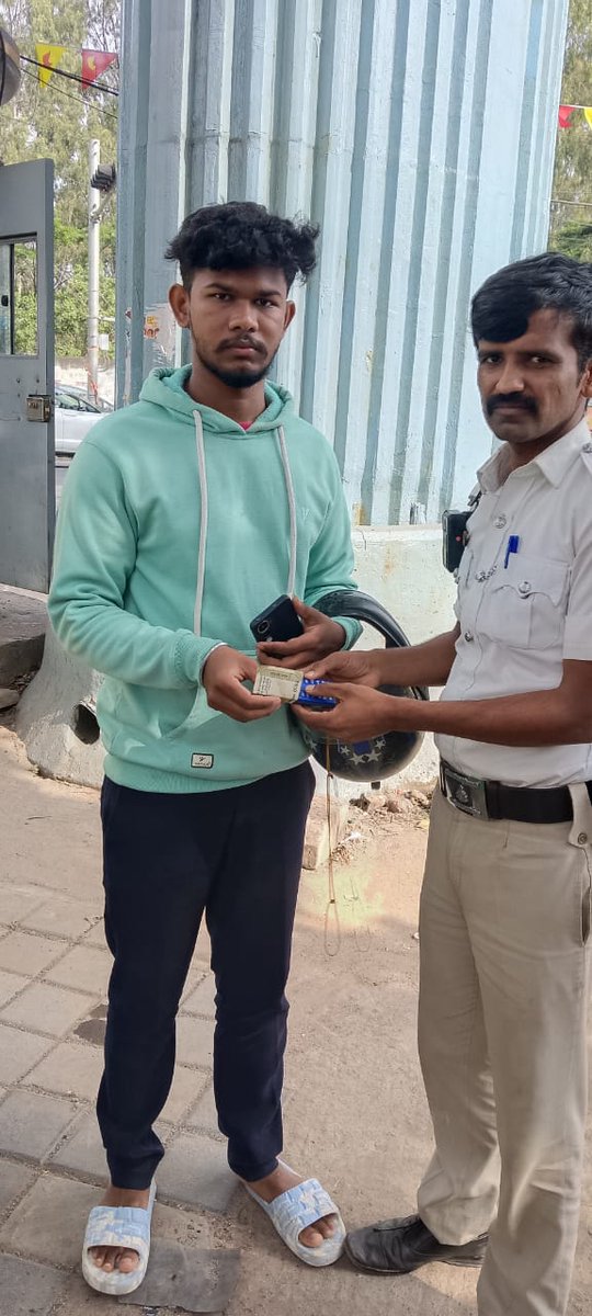 jbnagartrfps's tweet image. #goodwork ಈ ದಿನ ನಮ್ಮ ಠಾಣಾ ವ್ಯಾಪ್ತಿಯ 100 feet Junction ಹತ್ತಿರ ಶ್ರೀ.ಮಂಜುನಾಥ್ ರವರು ರಸ್ತೆಯಲ್ಲಿ ಕಳೆದುಕೊಂಡಿದ್ದ ಮೊಬೈಲ್  ಹಾಗೂ  500 Rs  ಅನ್ನು  ನಮ್ಮ ಸಿಬ್ಬಂದಿಯಾದ ಶ್ರೀ.ಮೌಲಾಲಿ  ಪಿಸಿ-14371 ರವರು  ಅವರ 500rs &amp;amp;  ಮೊಬೈಲನ್ನು ವಾರಸುದಾರರಿಗೆ  ಹಿಂದಿರುಗಿಸಿರುತ್ತಾರೆ.