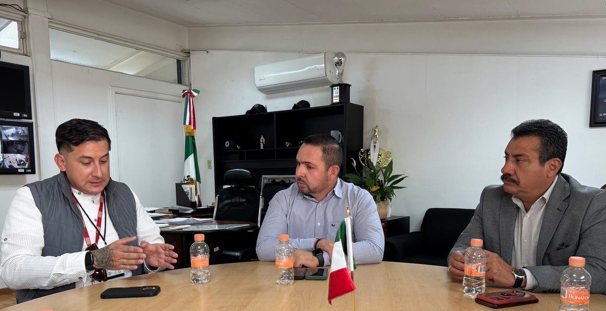 DMSPDGO's tweet image. 🤝 Trabajando por un Durango más seguro.
Con representantes de la empresa @Tiendas_OXXO, con el propósito de fortalecer la coordinación en materia de seguridad en sus establecimientos y brindar un mejor servicio a las y los duranguenses.
#DurangoEsElCamino
#LaPrevenciónEsElCamino