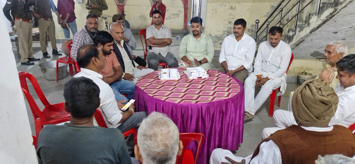 Surenderdiler's tweet photo. ग्राम बालमपुर में श्री भजन लाल जी के आवास पर आयोजित रामायण प्रसादी कार्यक्रम में सम्मिलित हुआ, जहाँ श्रद्धालुओं ने भक्ति भाव के साथ राम कथा का श्रवण किया और प्रसादी ग्रहण की।
#surenderdiler #rajveerdiler #RamayanPath #BhajanSandhya https://t.co/CBHvzrf0uZ