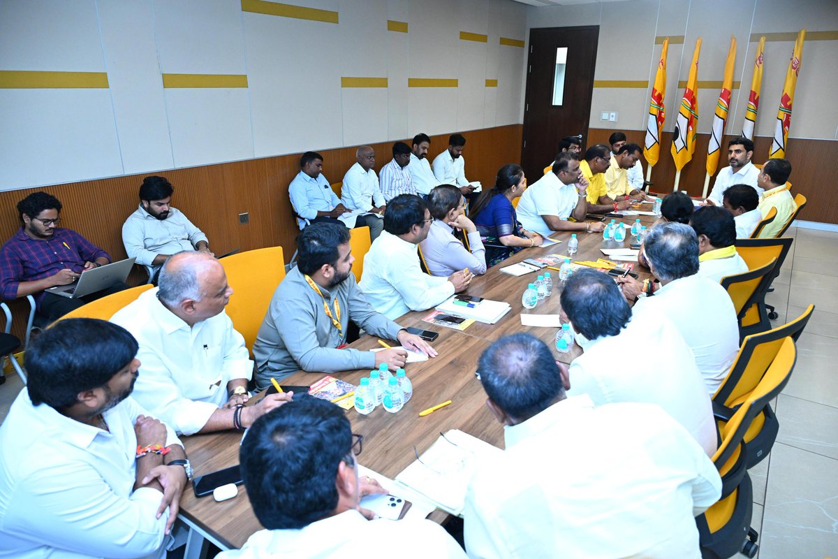 🚨 breaking news🚨
 పార్టీ నేతలపై టీడీపీ జాతీయ కార్యదర్శి, మంత్రి నారా లోకేష్‌ ఆగ్రహం 

టీడీపీ ఆఫీస్‌లో గ్రీవెన్స్‌ని పట్టించుకోవడం లేదు.. పార్టీ ఆదేశాలపై నిర్లక్ష్యం వహిస్తే కఠిన చర్యలే.

ప్రజా దర్బార్‌ క్రమం తప్పకుండా నిర్వహిస్తే ఒక్కరోజే 5 వేల మంది వస్తారా?

సొంత ఇమేజ్‌తో