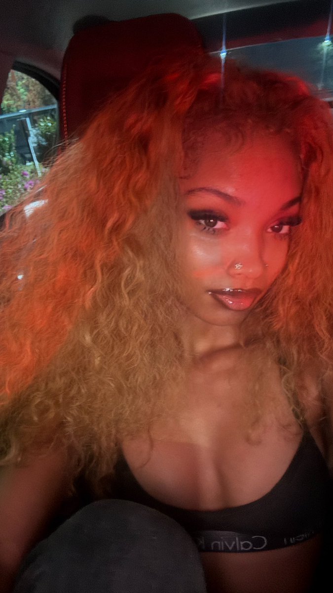 Drianarenae's tweet image. Red light selfies😅