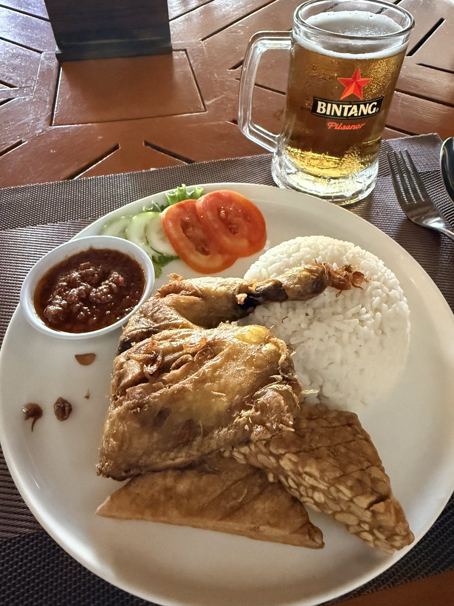 KenchanISGCPA's tweet image. 今日のお昼ごはん。

Rustic Bar and Restaurant

Jl. Raya Senggigi No.8, Senggigi, Kec. Batu Layar, Kabupaten Lombok Barat, Nusa Tenggara Bar

ナシゴレンを注文したつもりだったけどたぶん違う何か

#ロンボク島 #視察中 #ランチ #沖縄離島の会計士