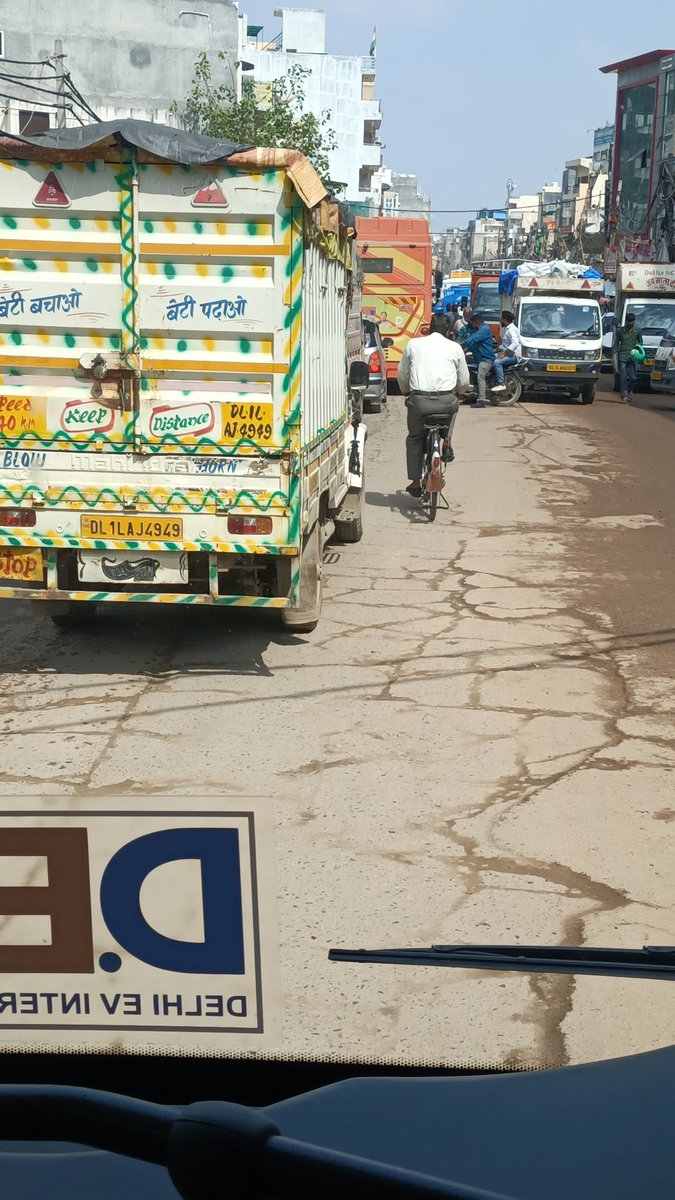 najafgarhconfes's tweet image. &quot;दिल्ली में सड़क ढूंढो तो बोनस मिलेगा! 😅🚧 हर जगह पानी, गड्ढे और जाम ही जाम! #Delhi #RoadProblems&quot;