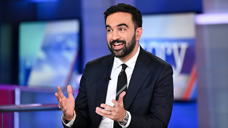 🗽 न्यूयॉर्क में नया इतिहास!
ज़ोहरान ममदानी बने न्यूयॉर्क के मेयर 🇺🇸

अब ज़रा दिल्ली भी देख ले —
यहाँ के मेयर राजा इक़बाल सिंह हैं, और देश के पर्यावरण मंत्री भूपेन्द्र यादव।
दिल्ली की हवा में ज़हर घुली है, पर सड़क पर कोई नहीं उतरता 🚫

शायद राजा इक़बाल सिंह को ज़ोहरान ममदानी को