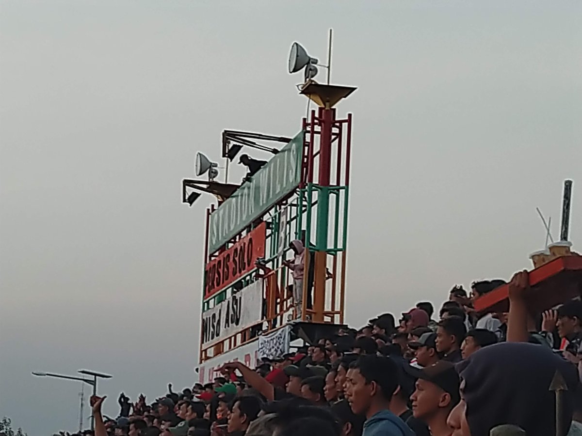 tamsgaard's tweet photo. #pekanderby merawat ingatan kala itu derby mataram tersaji dalam pekan ke 11 liga 2 pada malam tirakatan tanggal 16-8-2019 yang dimenangkan oleh persis solo atas tamunya wisd jogja dengan skor 2-1 #mataramisred https://t.co/1fsrj2jafV