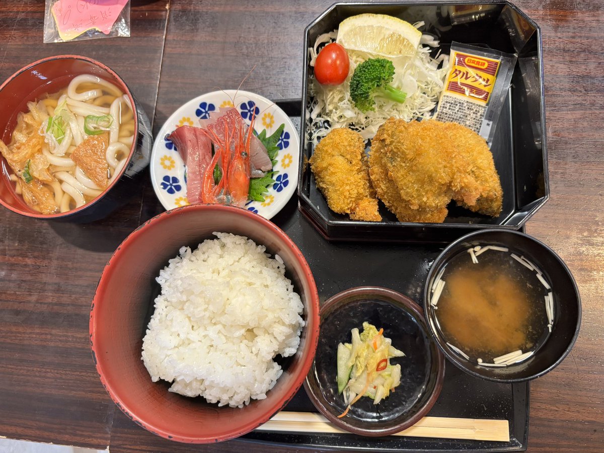 slotseventh's tweet photo. どんどん亭❣️
カキフライ定食、小うどん✨
新鮮なお刺身付き⤴️
おっきなカキフライ4個⤴️
うまうまでしたー(o^^o) https://t.co/wzFyqrbNfS