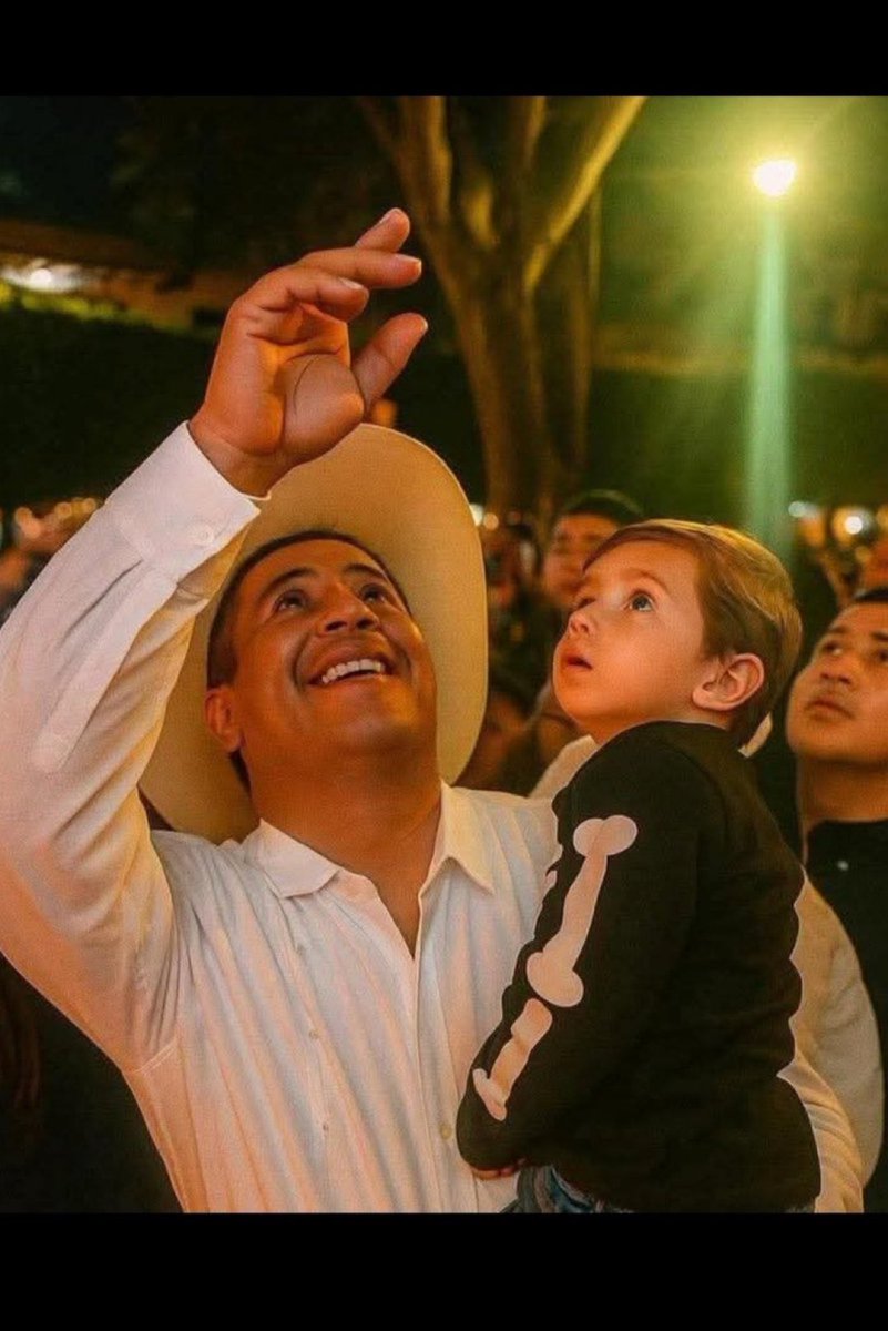 macciudadano's tweet image. Y miró al cielo, como si le guiñara el destino, cargado del amor más grande que un padre jamás pudo haber tenido.

“Él no murió, el estado lo mató”

En memoria de Carlos Manzo.
- Uruapan, 2025.
