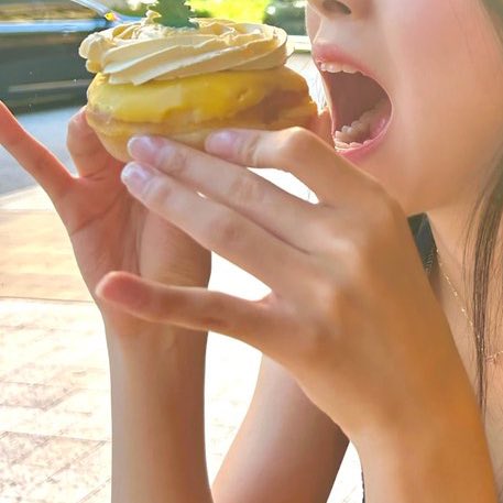 김채원 손 tweet media