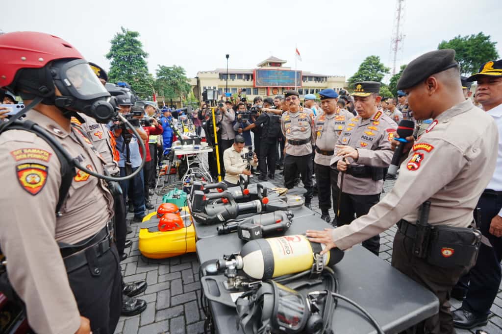 Kapolri: Polri Siaga Tanggap Darurat Bencana, Wujud Hadirnya Negara untuk Masyarakat

Kapolri Jenderal Polisi Drs. Listyo Sigit Prabowo, M.Si., memimpin Apel Kesiapan Tanggap Darurat Bencana di Lapangan Mako Brimob Polri, Kelapa Dua, Depok, Rabu (5/11).

Apel