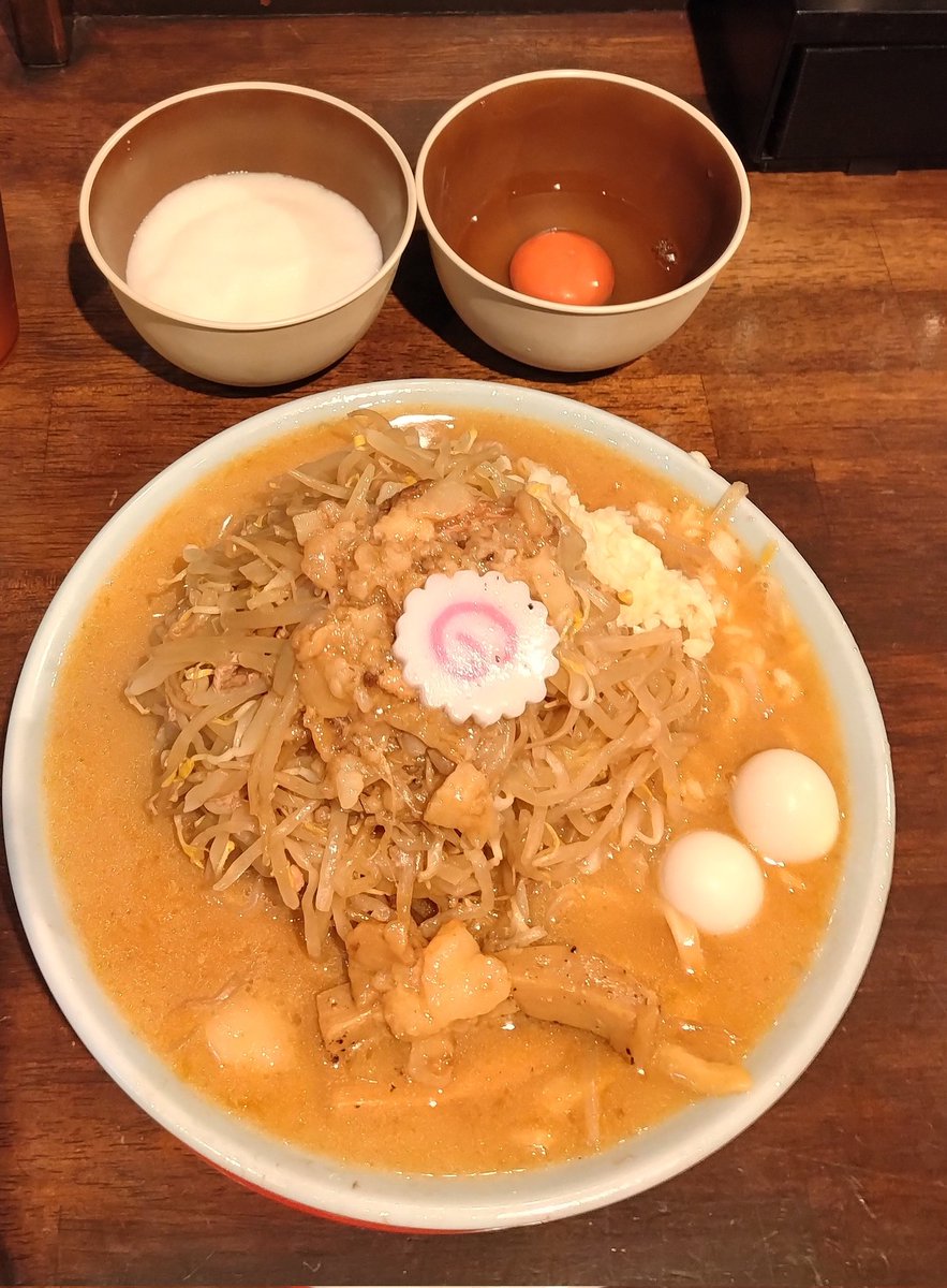 ランチ「自家製麺No.11ASAKUSA」ラーメン+トロロ+生卵（麺半特典）何時ものセット。今日もしょっぱ旨で美味しゅうござんした😊めっちゃ腹減ってたけど腹パン。ご馳走様でした😋
#39麺