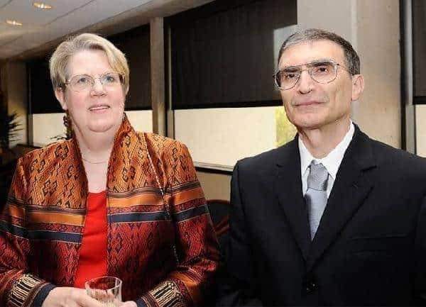 "İlginç bir şey Nobel'i ben aldım. Onun heyecanı, kargaşalığı vardı. Eşime söyledim, eşim Amerikalı, 'Ben bunu Anıtkabir'e koyacağım.' 'Tabii başka ne yapacaksın?' dedi. O Amerikalı kadın. Çünkü ona Atatürk'ü anlatmıştım. Atatürk'ü birçok Türk'ten daha çok takdir ediyordu. Ben de