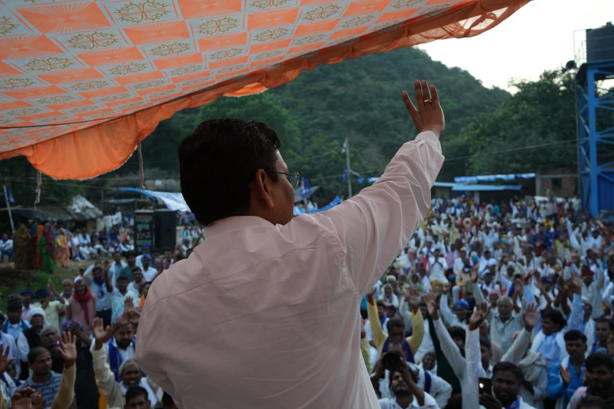 ramjigautambsp's tweet image. कल चैनपुर विधानसभा सभा के बखारी देवी में नुक्कड़ सभा में राजभर समाज खरवार समाज और अन्य समाज के लोगों ने बसपा प्रत्याशी को पूर्ण समर्थन दिया. जय भीम जय भारत