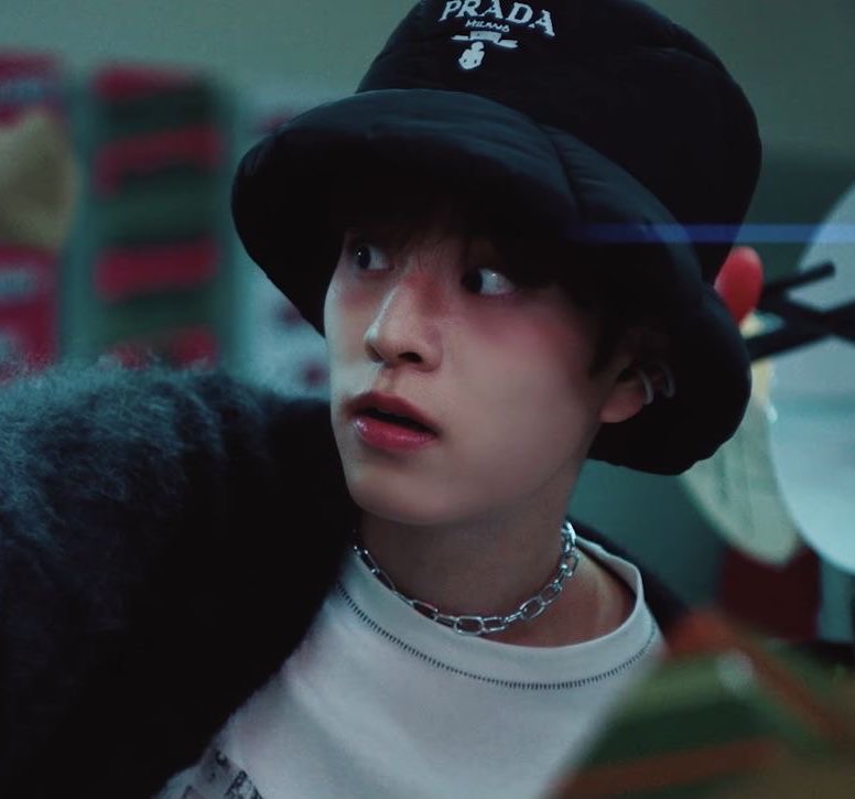 luvksminnie's tweet image. the idol                 vs.            the photocard