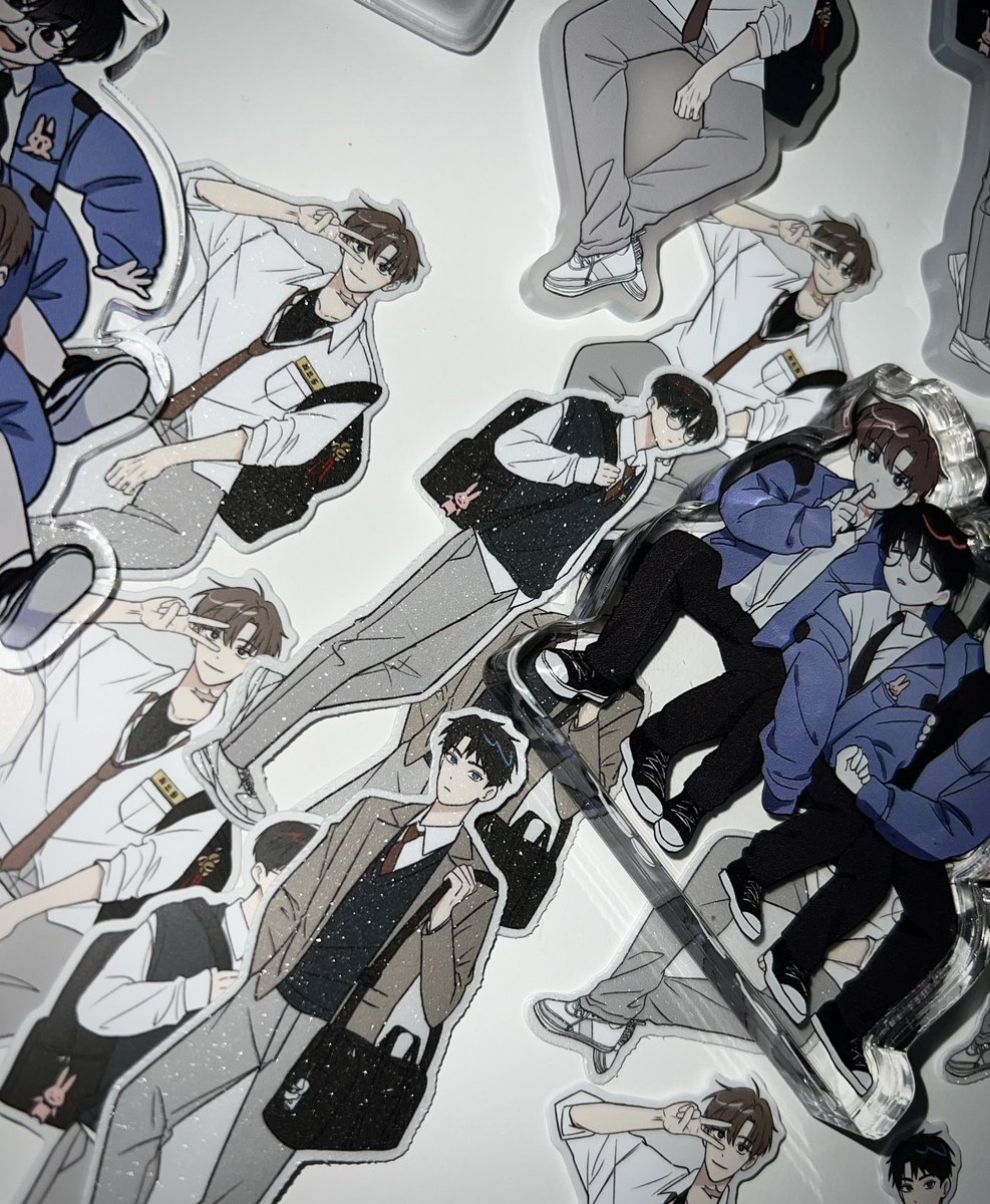 스티커는 키링이랑 동일한 사이즈로 제작 됩니다! (사진은 조금 작음) 이건 아직 샘플이 안와서 오면 또 보여드릴게요! 반짝이는게 매트펄이에요✨
키링도 살짝 수정되었어요!(솔음이 신발에 도깨비불이 있음.) 인포에 잇는 이미지로 제작됩니다🩶