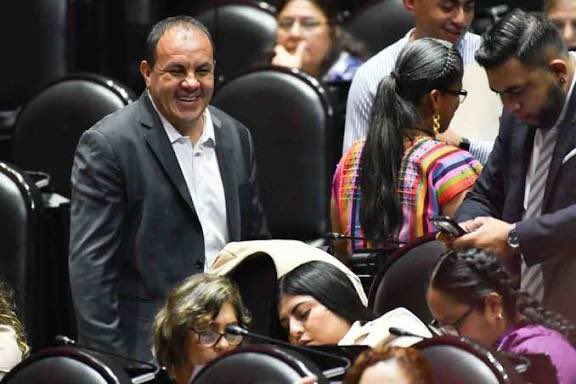 LuisCardenasMx's tweet image. 🔴 ORO Y LOCURA EN SAN LÁZARO ⚖️🔥

📅 Casi un año atorada la reforma constitucional que garantiza un sueldo base de +$18,000 para:
🎓 Maestros
🏥 Personal de salud
🛡️ Policías
🎖️ Soldados
🚓 Guardias Nacionales

Mientras tanto, en cuestión de horas, los diputados:
💰 Aumentarán…