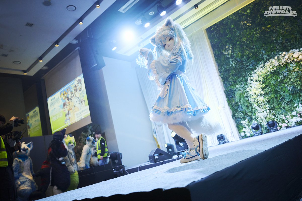 이건 현장감 잘 느껴져서 퍼레이드 아직도 하고 있는 기분이예요 흑흑