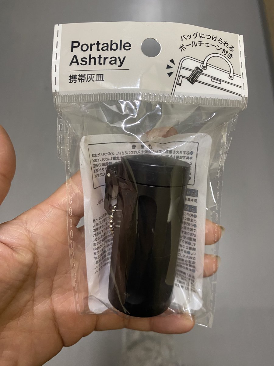 suga2kyu's tweet image. 髪がーーー短い！！！
イゲマジャ関係ないけど、
アミのみなさーーーん！
朗報✨
ダイソーの綿棒ケースがアミボム のカートリッジにピッタリてきいてたけど
商品全然なくて、
もしかしてと思ってた携帯灰皿、、

シンデレラフィットでした🙌✨

電池勢にはありがたい！
シンプルデザインなのでデコも✨