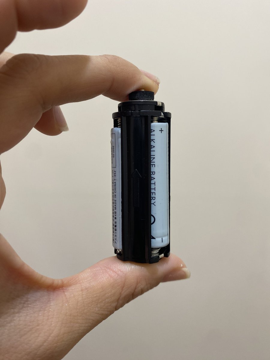 suga2kyu's tweet image. 髪がーーー短い！！！
イゲマジャ関係ないけど、
アミのみなさーーーん！
朗報✨
ダイソーの綿棒ケースがアミボム のカートリッジにピッタリてきいてたけど
商品全然なくて、
もしかしてと思ってた携帯灰皿、、

シンデレラフィットでした🙌✨

電池勢にはありがたい！
シンプルデザインなのでデコも✨