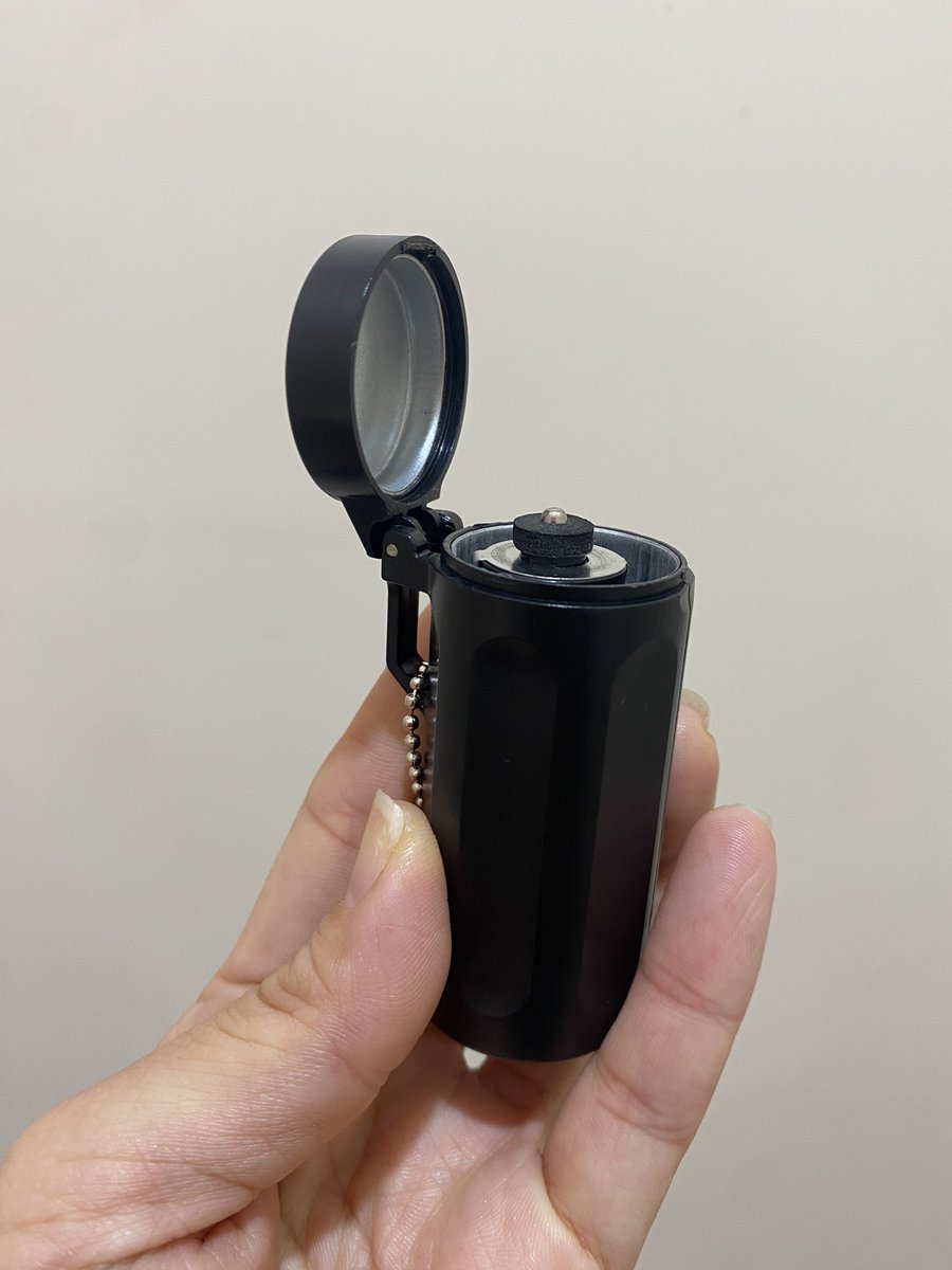 suga2kyu's tweet image. 髪がーーー短い！！！
イゲマジャ関係ないけど、
アミのみなさーーーん！
朗報✨
ダイソーの綿棒ケースがアミボム のカートリッジにピッタリてきいてたけど
商品全然なくて、
もしかしてと思ってた携帯灰皿、、

シンデレラフィットでした🙌✨

電池勢にはありがたい！
シンプルデザインなのでデコも✨