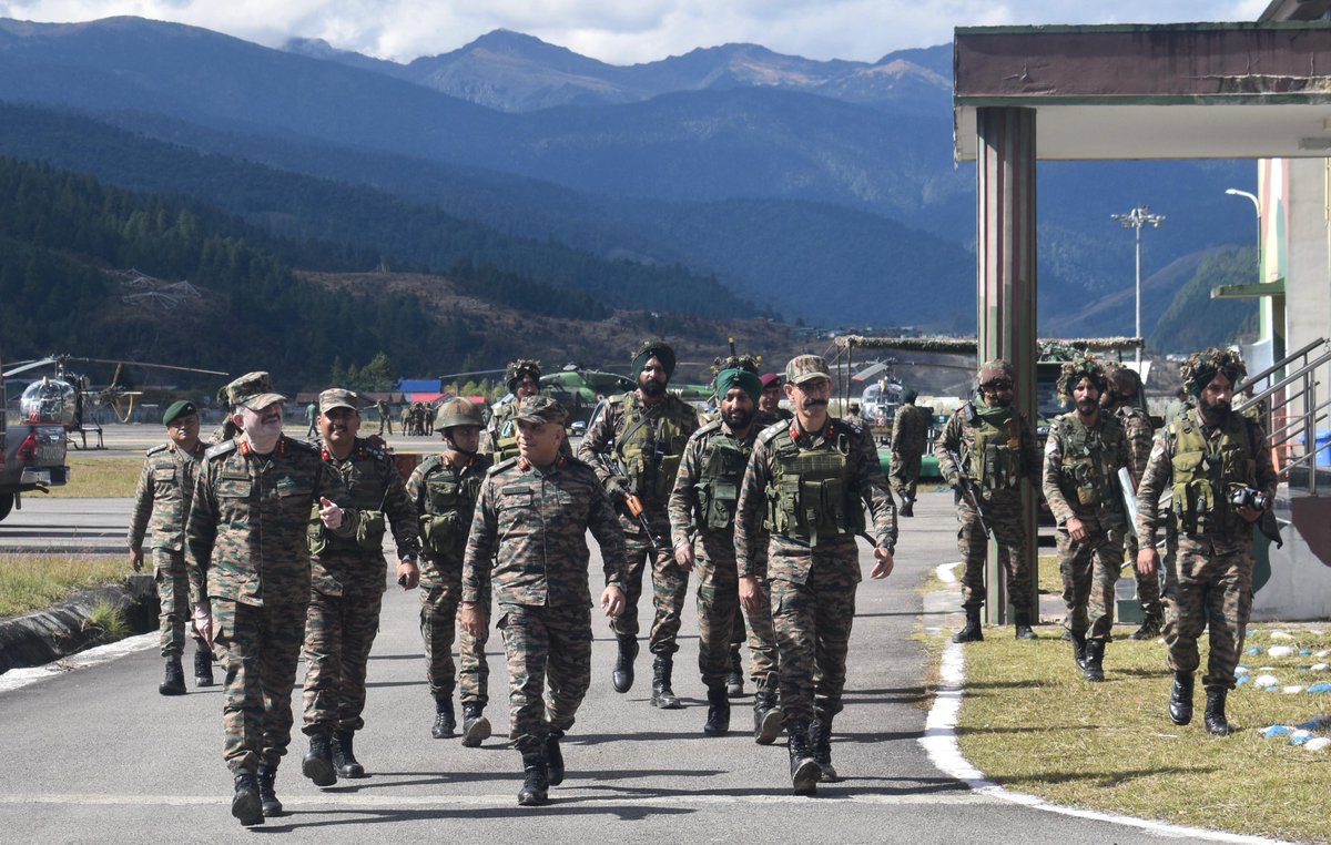 Spearcorps's tweet photo. Lieutenant General Abhijit S Pendharkar, GOC #SpearCorps, visited forward areas of #ArunachalPradesh to review operational preparedness and readiness. The key highlight of the visit was review of the preparations for the upcoming Tri-Service Exercise #PoorviPrachandPrahar, showcasing multi-domain integration & mission readiness.
Lieutenant General Abhijit S Pendharkar, GOC #SpearCorps ने #ArunachalPradesh के अग्रिम क्षेत्रों का दौरा कर संचालनिक तैयारी एवं तत्परता की समीक्षा की। इस दौरे का मुख्य उद्देश्य आगामी त्रि-सेवा अभ्यास #PoorviPrachandPrahar की तैयारियों की समीक्षा था, जो बहु-क्षेत्रीय समन्वय एवं मिशन तत्परता को प्रदर्शित करता है।
#SpearCorps #IndianArmy #IndianAirForce #IndianNavy #EasternCommand #MissionReady #TriService #PoorviPrachandPrahar #arunachalpradesh
@adgpi
@easterncomd
@prodefkohima
Facebook-https://t.co/uSA0B3cQx2
Instagram-https://t.co/FUJ8Vpg5vl