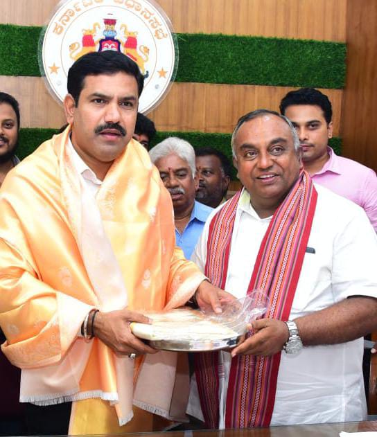 ಬಿಜೆಪಿ ರಾಜ್ಯಾಧ್ಯಕ್ಷರು ಹಾಗೂ ಶಿಕಾರಿಪುರ ವಿಧಾನಸಭಾ ಕ್ಷೇತ್ರದ ಜನಪ್ರಿಯ ಶಾಸಕರಾದ ಶ್ರೀ ವಿಜಯೇಂದ್ರ ಯಡಿಯೂರಪ್ಪ ಅವರಿಗೆ  ಹುಟ್ಟುಹಬ್ಬದ ಹಾರ್ದಿಕ ಶುಭಾಶಯಗಳು.
ತಾಯಿ ಚಾಮುಂಡೇಶ್ವರಿ ನಿಮಗೆ ಆರೋಗ್ಯ, ಆಯಸ್ಸು, ಜನ ಸೇವೆಗೆ ಇನ್ನೂ ಹೆಚ್ಚಿನ ಉನ್ನತ ಸ್ಥಾನ ನೀಡಲಿ ಎಂದು ಪ್ರಾರ್ಥಿಸುವೆ.

#BYVijayendra #HappyBdayBYV #BYV